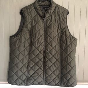 Women’s green quilt pattern puffy vest
